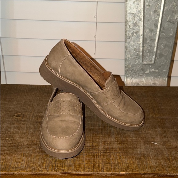 Elegant Tan Loafers for Women - Picture 1 of 8